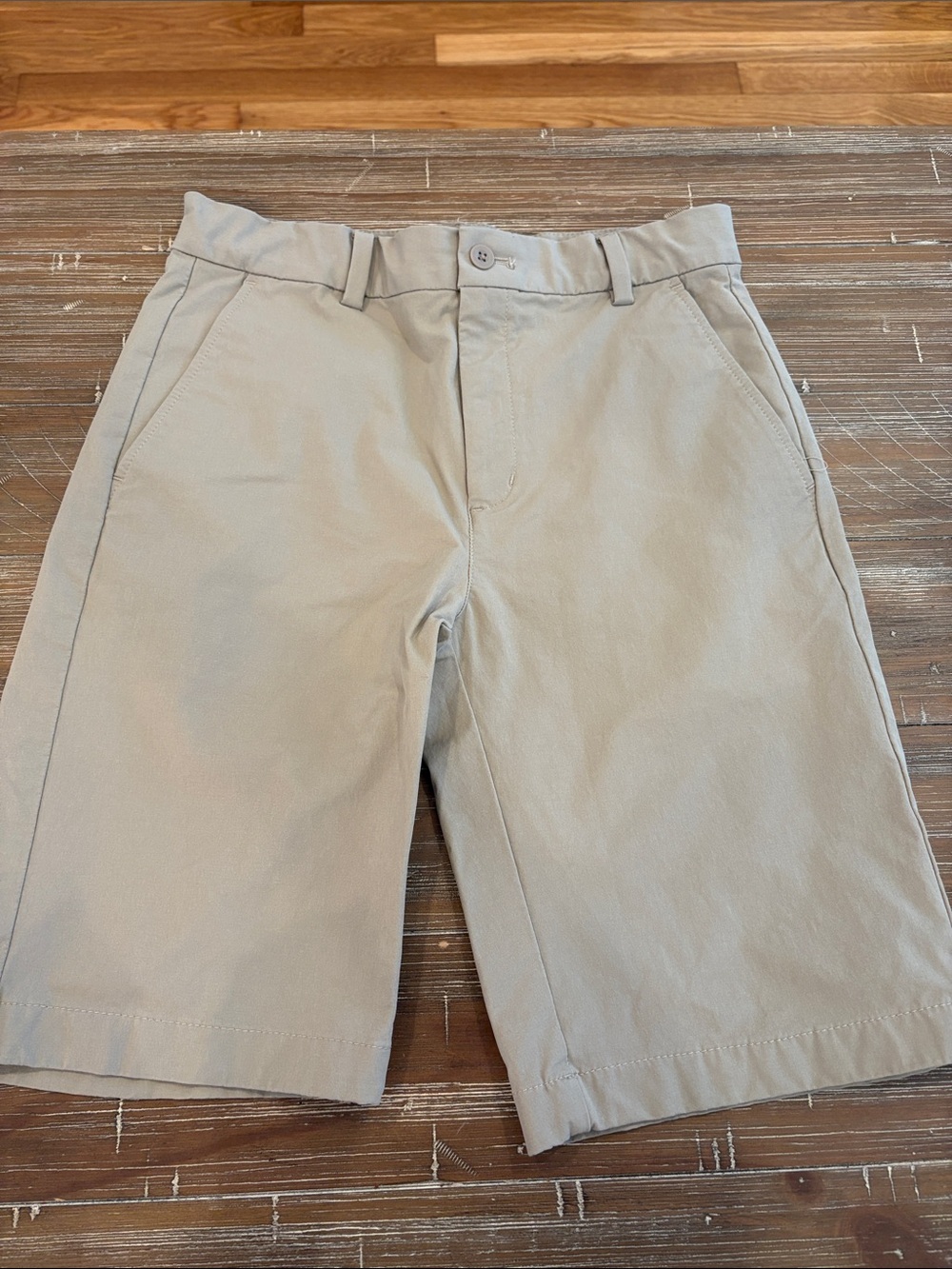 Boy’s Vineyard Vines Performance Khaki Shorts size 16 EUC